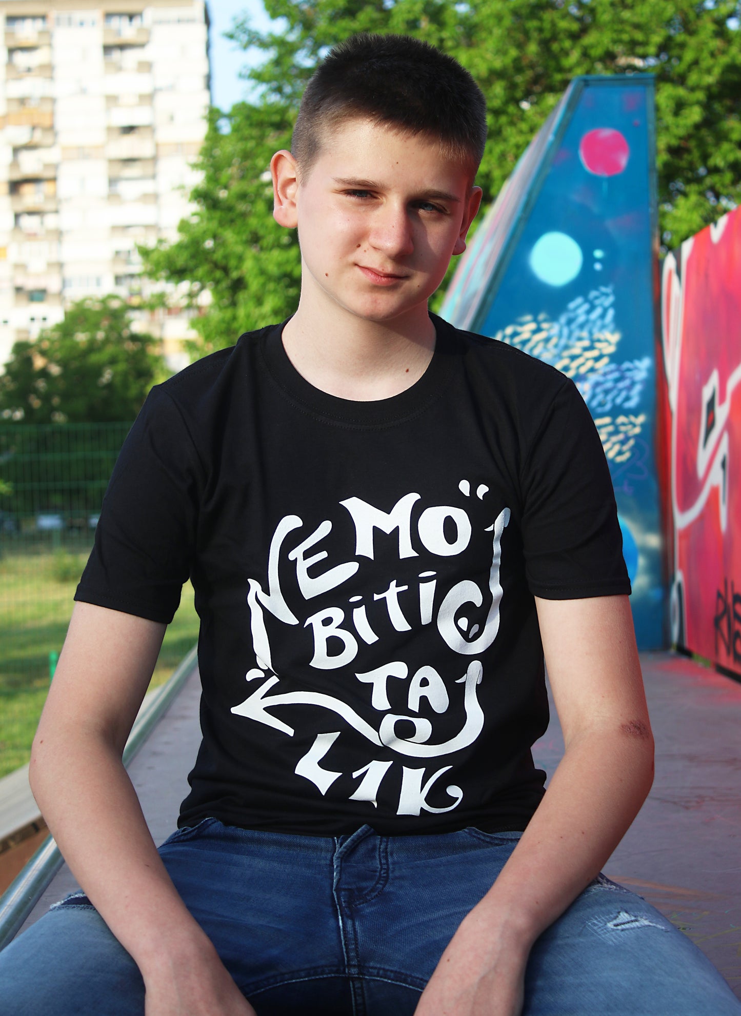 NEMOJ BITI TAJ L1K - CRNA MAJICA